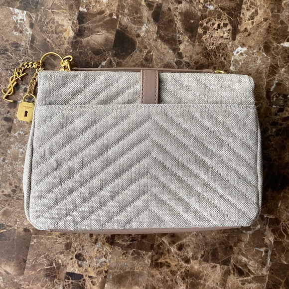 Canvas
Width 9.2in/23.5cm
Length 6.2in/16cm
Depth 2.3in/6cm
Detachable strap - Picture 6 of 8